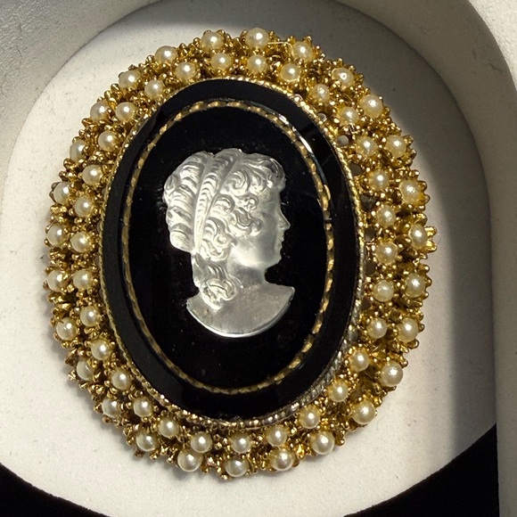 Large Vintage Costume Gold Tone Faux Pearl and Cameo Pendant/Brooch
